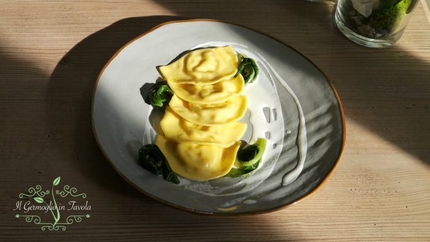 Ravioli ripieni di scalogno al passito e ricotta su crema di primo sale di capra e cicoria spadellata