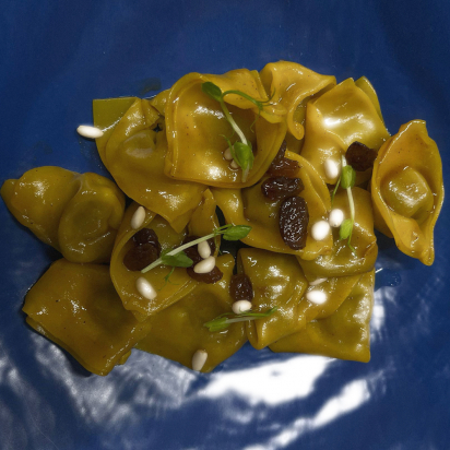 Cappellacci di coda vaccinara, il suo fondo, uvetta confit e pinoli